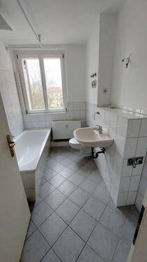 Bad mit Fenster - 3 Zimmer Etagenwohnung zur Miete in Dessau-Roßlau