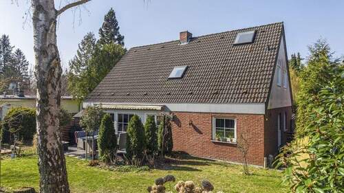 Blick vom Garten auf das Haus - Einfamilienhaus mit Einliegerwohnung - ideal für Vermietung oder Mehrgenerationenwohnen