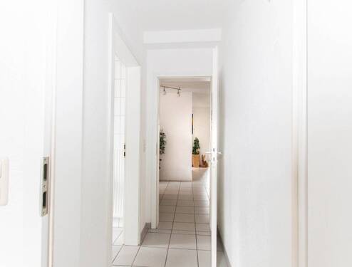 5. Flur zum Schlafzimmer und WC - 