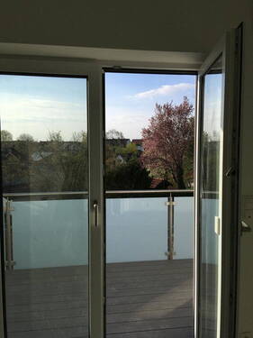 Blick zum Balkon - Erstbezug - traumhafte 3-Zi.-Wohnung mit gr. Westbalkon