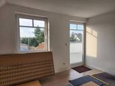Wohnzimmer und Balkon - 4 Zimmer Etagenwohnung in Mölschow