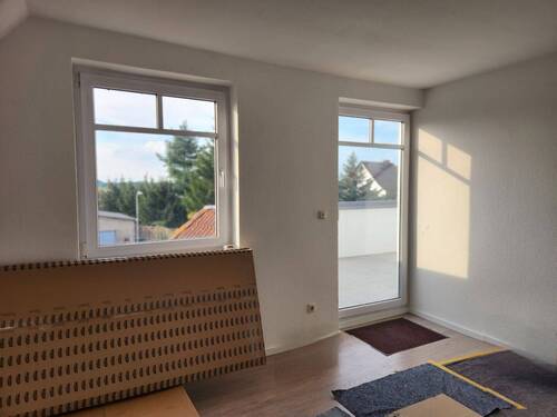 Wohnzimmer und Balkon - 4 Zimmer Etagenwohnung in Mölschow
