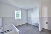 Badezimmer mit Dusche und Wan. - 3 Zimmer Etagenwohnung zum Kaufen in Krumbach