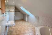 Badezimmer 1. OG Ansicht 02 - 