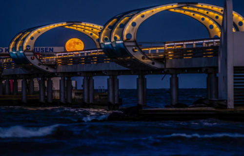 Lichtbrücke bei Nacht - 