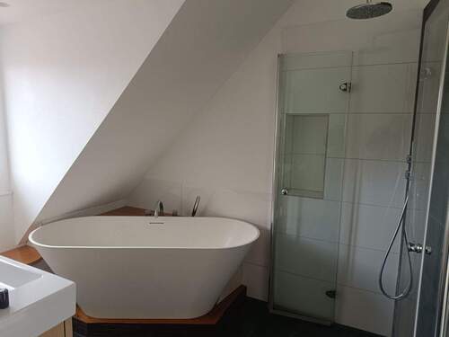 Badewanne/Dusche - Etagenwohnung mit 80,00 m&sup2; in Neustadt an der Aisch zur Miete