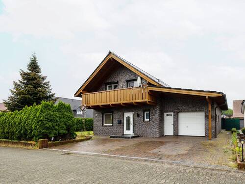 Vorderansicht - Modernisiertes Einfamilienhaus mit Wintergarten, Sauna & umlaufender Terrasse