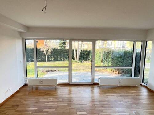 Wohnzimmer_Blick_in_Garten - 