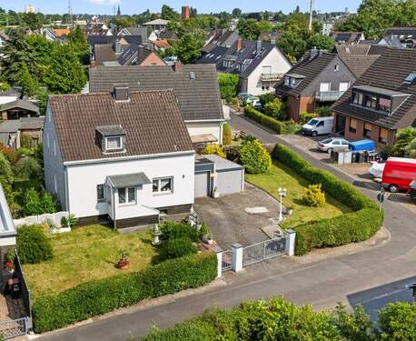 Luftbild - Freistehendes, charmantes 2-Familienhaus in attraktiver Lage