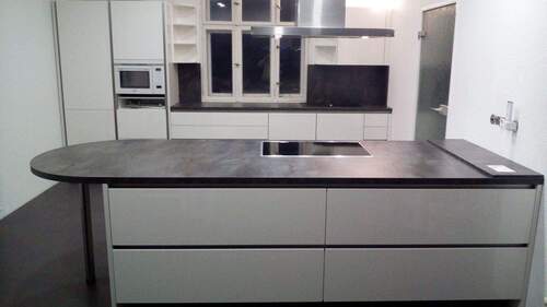 offene Küche mit Küchenblock - Im Alleinauftrag ! Ideales Heimwerker Objekt: 6 Zimmer, Küche, 2 Bäder, Unterkellert, Ausbaureserve Spitzboden, Terrasse, Garage Werkstatt !