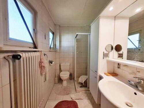 Gäste-WC mit Dusche - 5 Zimmer Einfamilienhaus in Ammersbek