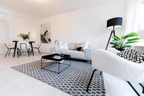Wohnzimmer - Helle, kernsanierte 3-Zimmer mit Balkon am Stadtpark mit TG Stellplatz