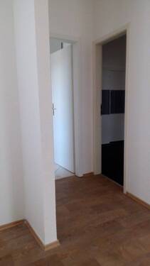 Wohnzimmer, Vorflur, Garderobe - 3 Zimmer Etagenwohnung zur Miete in Wilsdruff