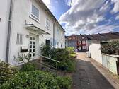 Außenansicht, Hauseingang - Familienfreundliches Wohnkonzept: Voll unterkellertes Einfamilienhaus mit sonniger Ausrichtung