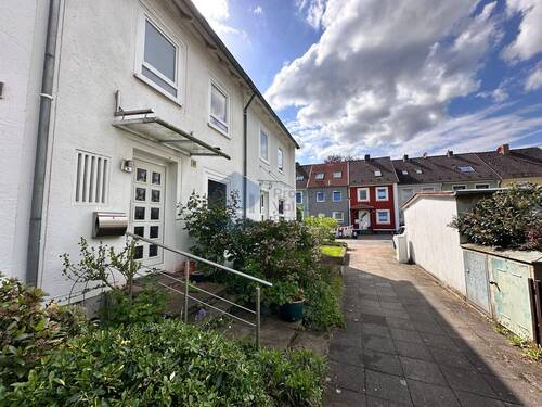 Außenansicht, Hauseingang - Familienfreundliches Wohnkonzept: Voll unterkellertes Einfamilienhaus mit sonniger Ausrichtung
