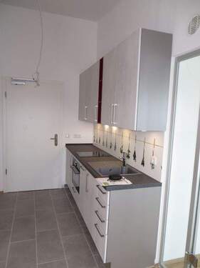 Wohnungszugang und Einbauküche - 