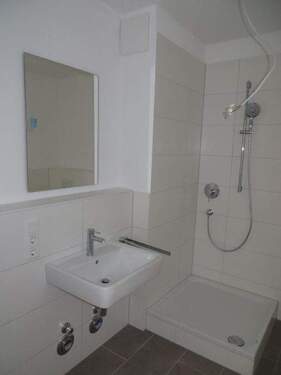 Bad mit Dusche - 