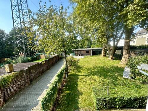 Zufahrt und Garten - 