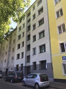 Hausansicht vorne Bild 1 - Von Privat: Attraktives MFH in Düsseldorf - umfassend modernisiert (Effizienzhaus 70), 17 Einheiten