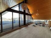 Schlafzimmer mit Balkon im Dachgeschoss - 