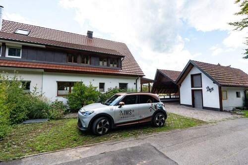 Nordansicht mit Carport und Außenstellplätze - 8 Zimmer Doppelhaushälfte in Bad Säckingen