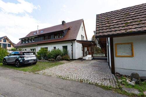 Nordansicht mit Carport und Außenstellplätze - Doppelhaushälfte mit 198,30 m² in Bad Säckingen zum Kaufen