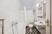 Badezimmer inkl. Badewanne mit viel Gestaltungspotential - 