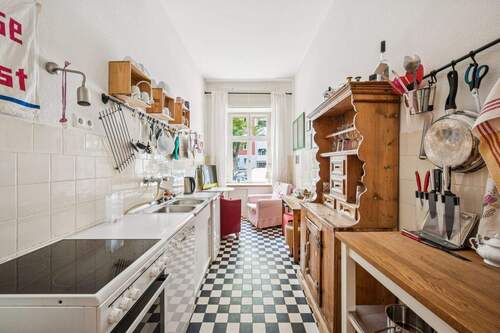 Gemütliche Küche mit viel Platz für die Arbeitsfläche und eine mögliche Sitzecke - 