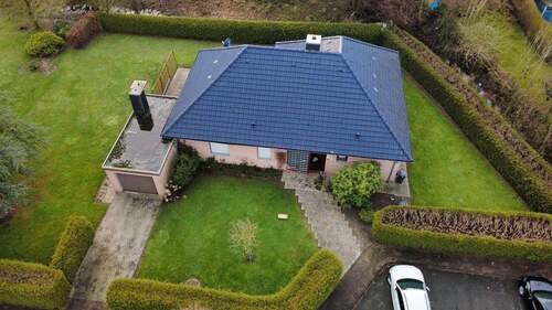 181.Nordseite des Bungalows mit Eingangsbereich und Garage.jpeg - 1 Zimmer Bungalow zum Kaufen in Otterndorf