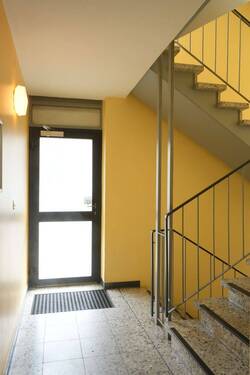 Treppenhaus mit Hauseingang - Etagenwohnung mit 66,70 m&sup2; in Bremen zum Kaufen