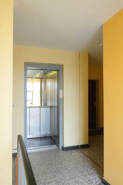 Treppenhaus mit Aufzug - 