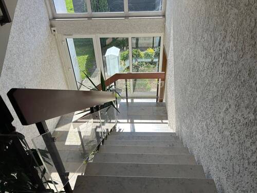 das sieht gut aus: das helle und freundliche Treppenhaus - Etagenwohnung mit 62,00 m&sup2; in Achern zum Kaufen