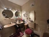 Das Badezimmer mit 2 Waschbecken, WC und ... - 