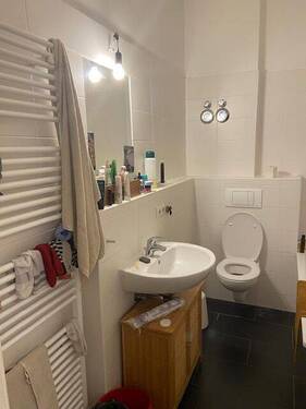 Badezimmer mit Waschbecken, WC und Wanne - 