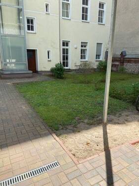 Blick zum Gartenhaus - 