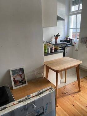 Wohnraum mit Blick zur offenen Küche - 