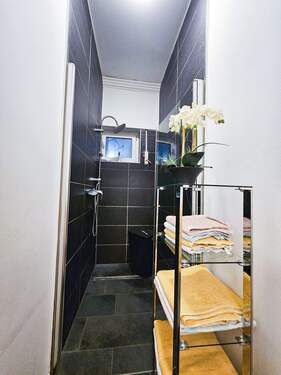 Tageslicht-Duschbad - Etagenwohnung mit 84,00 m&sup2; in Frankfurt am Main zum Kaufen