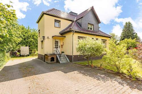 Vorderansicht - Charmantes Einfamilienhaus mit 5 Zimmern und großem Garten