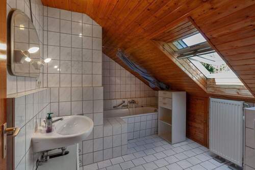 Badezimmer im Dachgeschoss - 