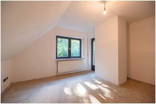 Wohnzimmer im Dachgeschoss mit Zugang zur Loggia - 
