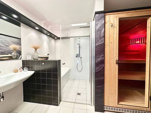 sehr schönes Bad mit Sauna - 