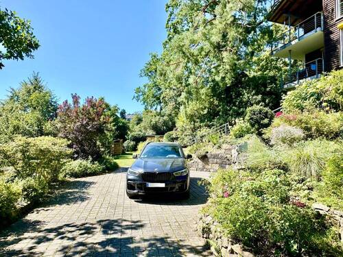 schönes Grundstück mit mehreren Parkmöglichkeiten - 