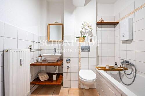 Bad mit Badewanne - 