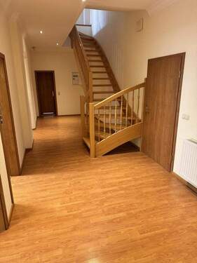 Eingangsbereich / Treppenaufgang zum Obergeschoss - 9 Zimmer Büro zur Miete in Oschatz