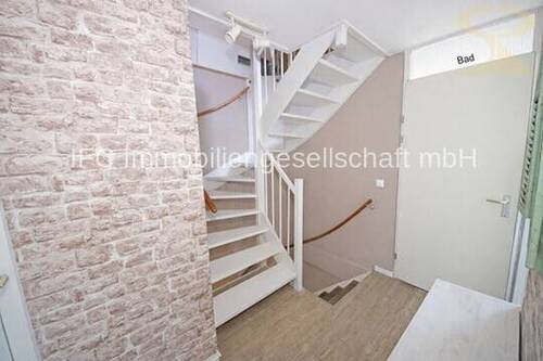 Flur im OG mit Zugang zum DG - 