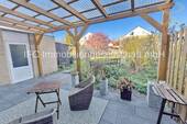 Terrasse mit Blick auf das Grundstück - 