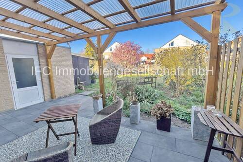 Terrasse mit Blick auf das Grundstück - 