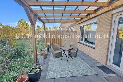 Terrasse mit Zugang von der Küche - 