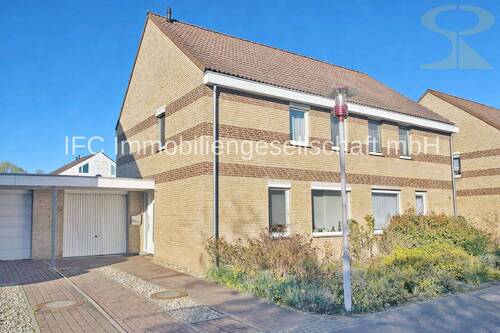 Hausansicht mit Garage - 