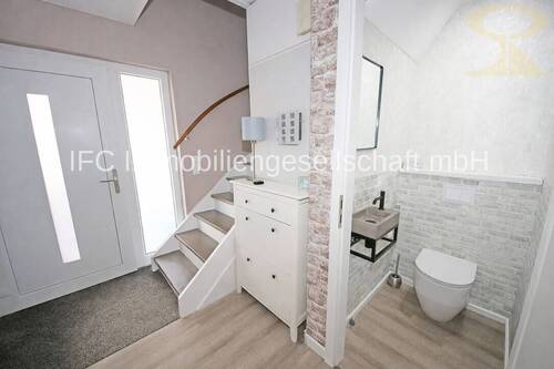 Hauseingang mit Blick ins Gäste-WC - 4 Zimmer Doppelhaushälfte in Dessau-Roßlau